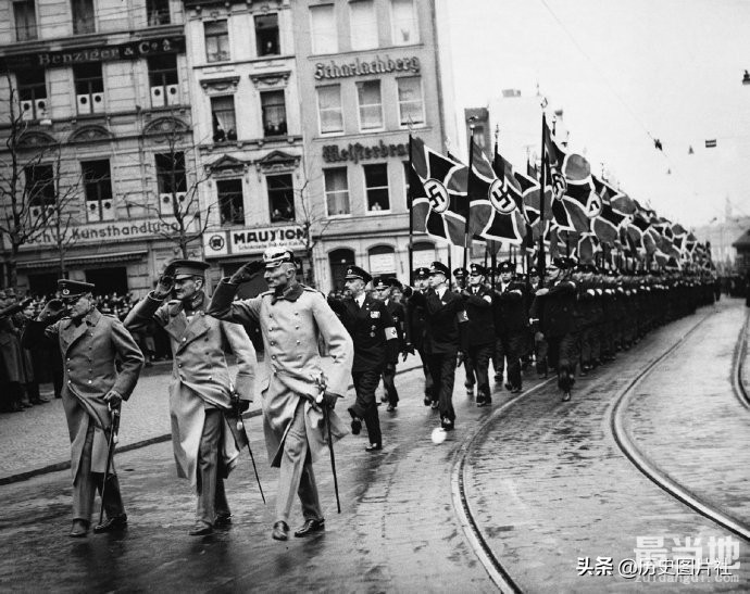 老照片：1936年德军进入莱茵河非军事区-4.jpg