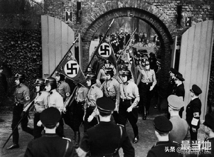 老照片：1936年德军进入莱茵河非军事区-2.jpg