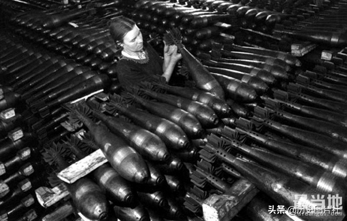 老照片：二战期间的苏联军工厂，生产车间令人震撼????-2.jpg
