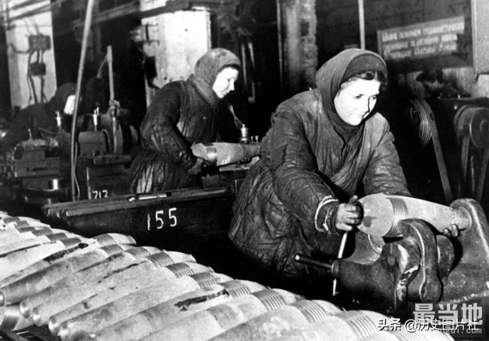 老照片：二战期间的苏联军工厂，生产车间令人震撼????-3.jpg