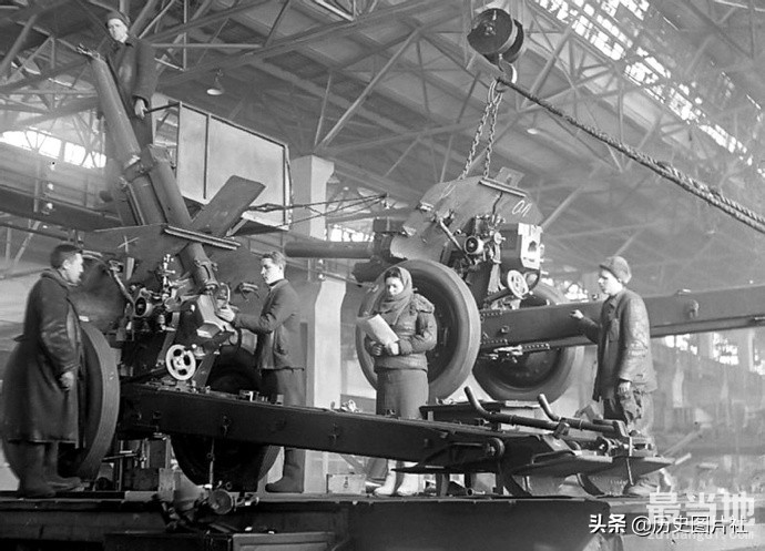 老照片：二战期间的苏联军工厂，生产车间令人震撼????-1.jpg