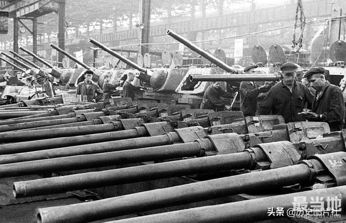 老照片：二战期间的苏联军工厂，生产车间令人震撼????-7.jpg