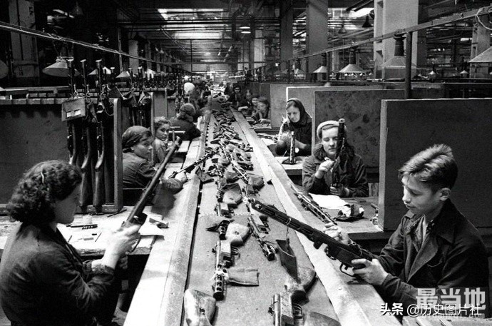 老照片：二战期间的苏联军工厂，生产车间令人震撼????-5.jpg