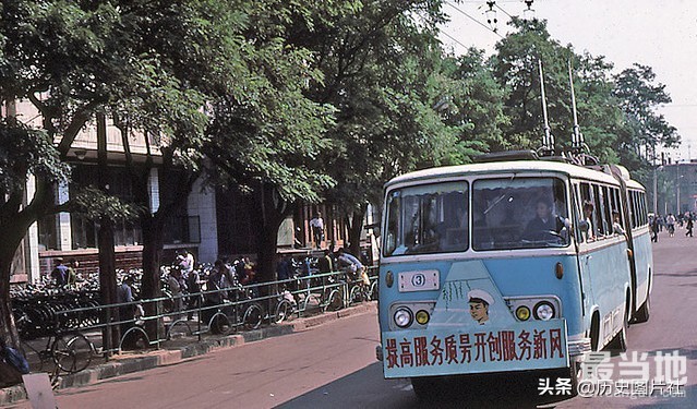 辽宁省鞍山市老照片，外国游客1983年所见-1.jpg