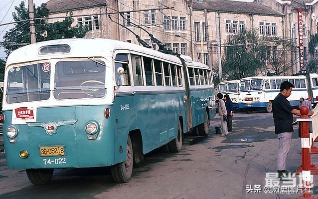 吉林省长春市老照片，外国游客1983年市区所见-7.jpg