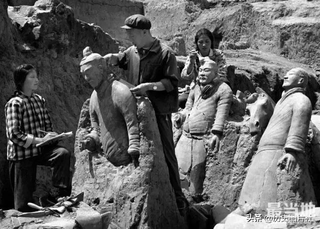 40年前秦兵马俑发掘现场照，出土的彩俑几分钟后褪去色彩-2.jpg