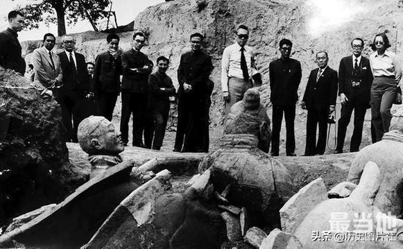40年前秦兵马俑发掘现场照，出土的彩俑几分钟后褪去色彩-1.jpg