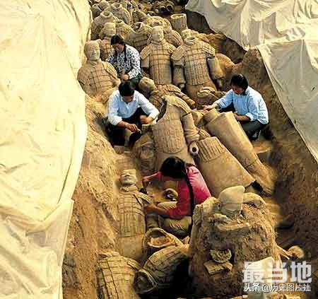 40年前秦兵马俑发掘现场照，出土的彩俑几分钟后褪去色彩-4.jpg