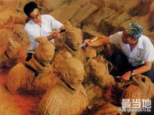 40年前秦兵马俑发掘现场照，出土的彩俑几分钟后褪去色彩-5.jpg