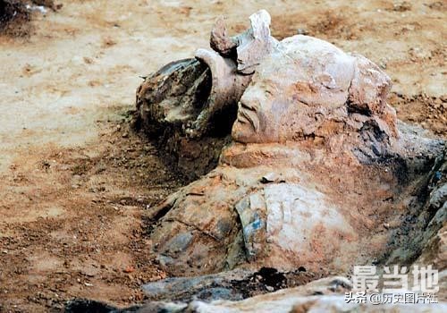 40年前秦兵马俑发掘现场照，出土的彩俑几分钟后褪去色彩-7.jpg