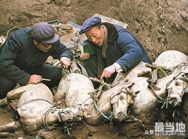 40年前秦兵马俑发掘现场照，出土的彩俑几分钟后褪去色彩-6.jpg