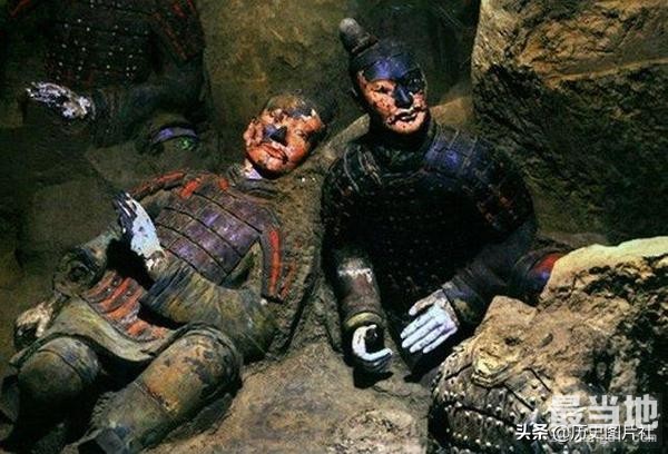40年前秦兵马俑发掘现场照，出土的彩俑几分钟后褪去色彩-9.jpg