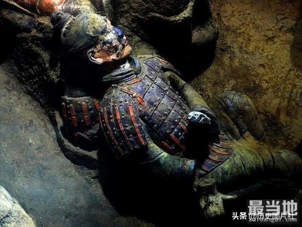 40年前秦兵马俑发掘现场照，出土的彩俑几分钟后褪去色彩-8.jpg
