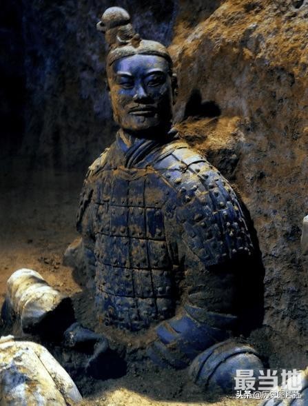 40年前秦兵马俑发掘现场照，出土的彩俑几分钟后褪去色彩-10.jpg