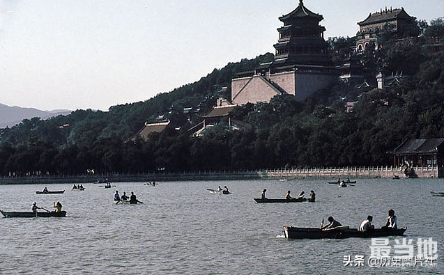 老照片中的北京市，外国游客拍摄1983年的颐和园-1.jpg