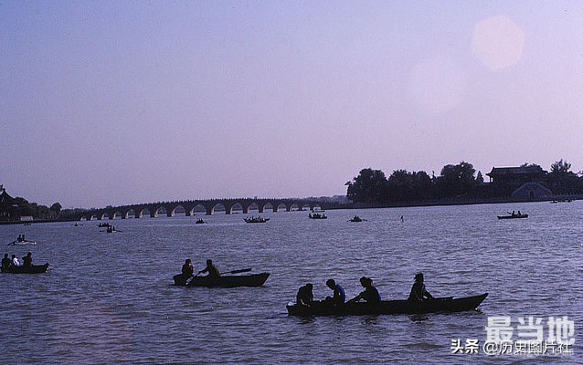 老照片中的北京市，外国游客拍摄1983年的颐和园-3.jpg