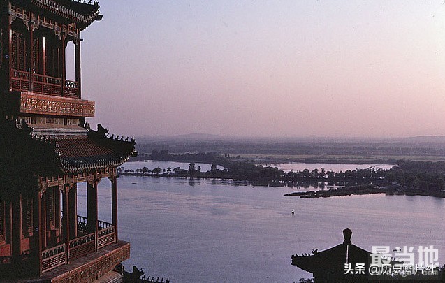 老照片中的北京市，外国游客拍摄1983年的颐和园-9.jpg