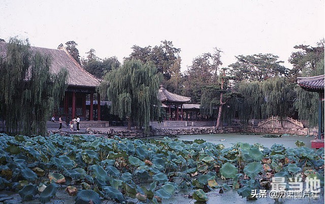 老照片中的北京市，外国游客拍摄1983年的颐和园-10.jpg