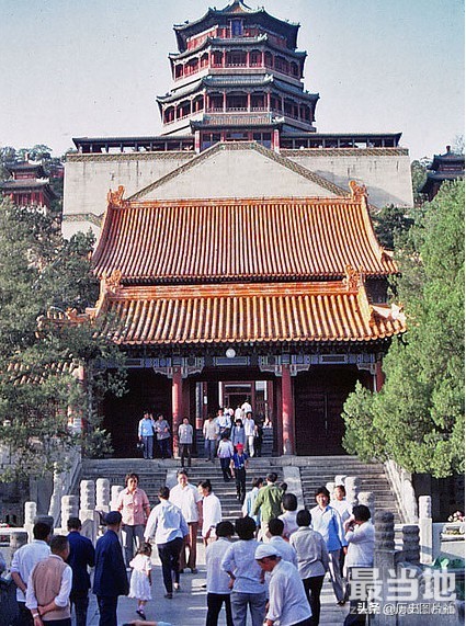 老照片中的北京市，外国游客拍摄1983年的颐和园-12.jpg