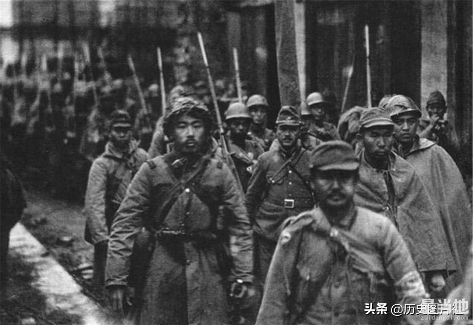 侵华日军私人相册：身材矮小的鬼子装备精良，战斗力强悍-5.jpg
