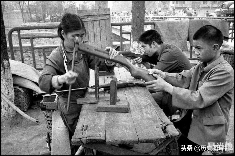 法国摄影师拍摄1984年的四川成都，记忆中的街景和生活-1.jpg