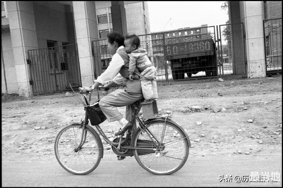 法国摄影师拍摄1984年的四川成都，记忆中的街景和生活-3.jpg