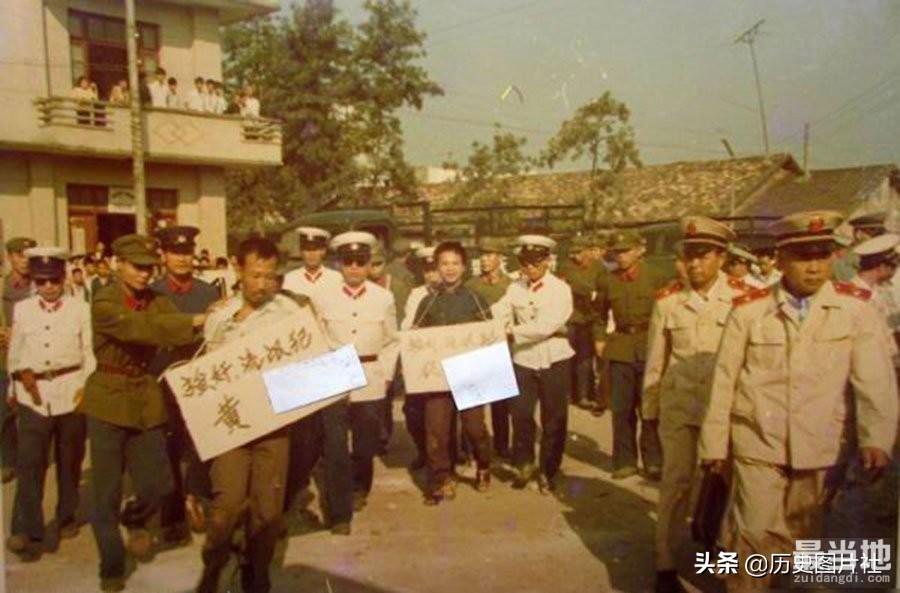 老照片：1983年严打期间的中国，处决流氓犯公审现场-1.jpg