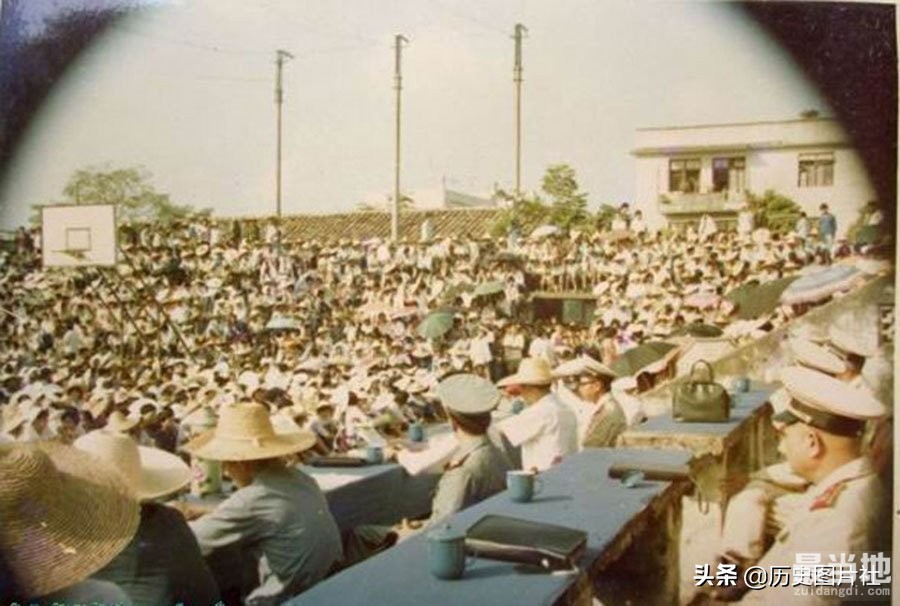 老照片：1983年严打期间的中国，处决流氓犯公审现场-4.jpg