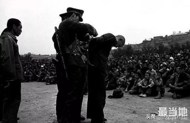 老照片：1983年严打期间的中国，处决流氓犯公审现场-9.jpg