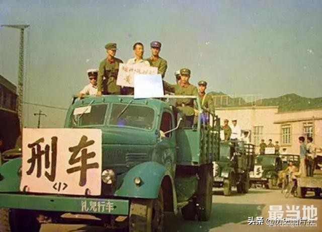 老照片：1983年严打期间的中国，处决流氓犯公审现场-8.jpg