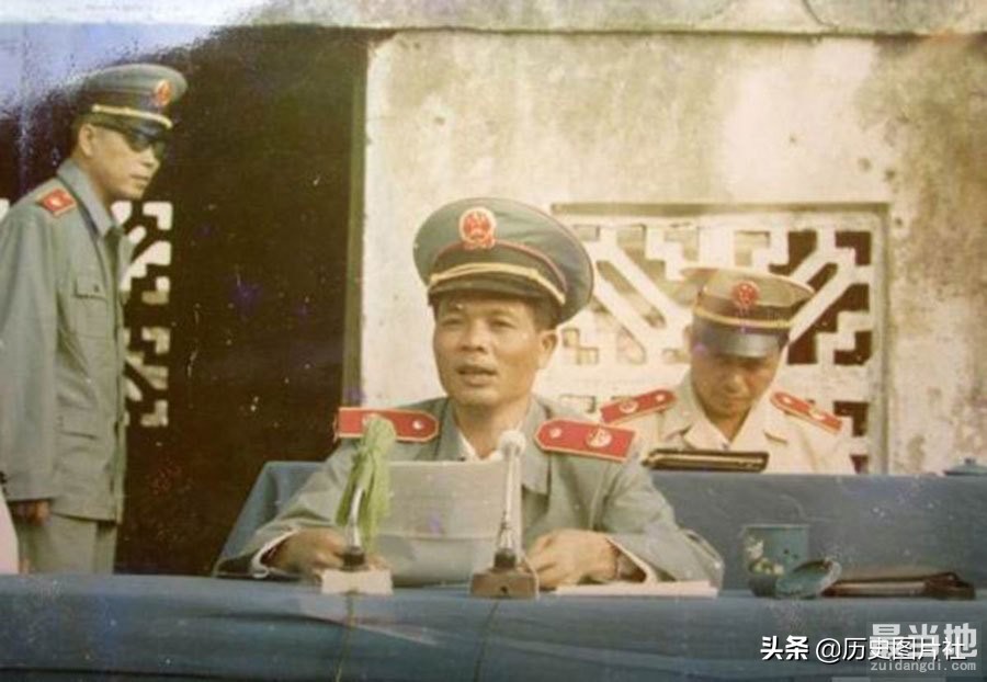 老照片：1983年严打期间的中国，处决流氓犯公审现场-7.jpg