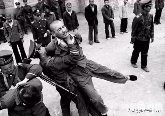 老照片：1983年严打期间的中国，处决流氓犯公审现场-10.jpg