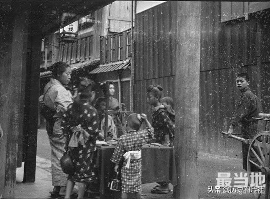 老照片：美国人拍摄1908年的日本生活，海滨浴场游泳的日本女人-1.jpg