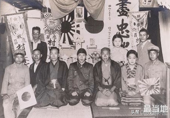 二战时期，日本军人出征前与家人合影，果然是原子弹下无冤魂-1.jpg