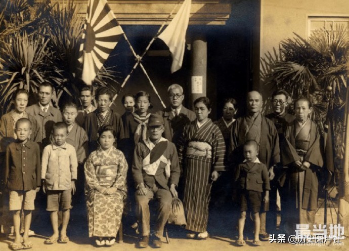 二战时期，日本军人出征前与家人合影，果然是原子弹下无冤魂-6.jpg