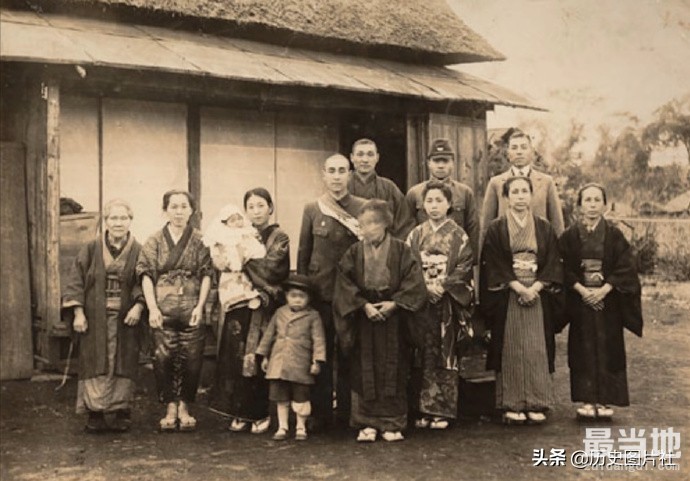 二战时期，日本军人出征前与家人合影，果然是原子弹下无冤魂-7.jpg