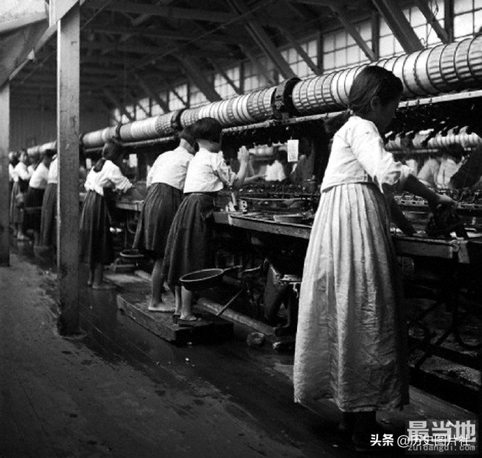 老照片：1946年的韩国，在纺织厂工作的女人-1.jpg