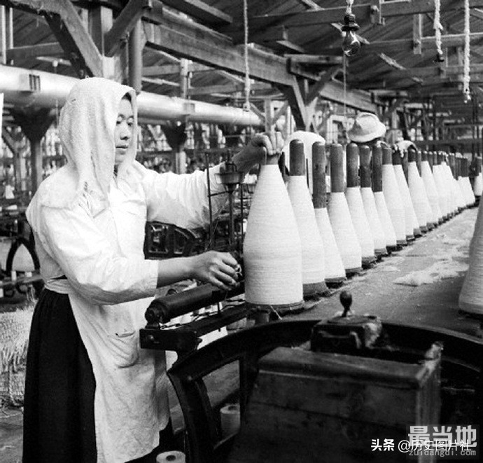 老照片：1946年的韩国，在纺织厂工作的女人-2.jpg
