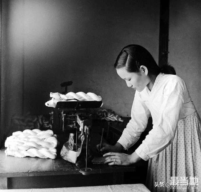 老照片：1946年的韩国，在纺织厂工作的女人-4.jpg