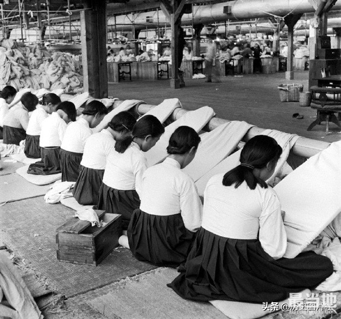 老照片：1946年的韩国，在纺织厂工作的女人-3.jpg