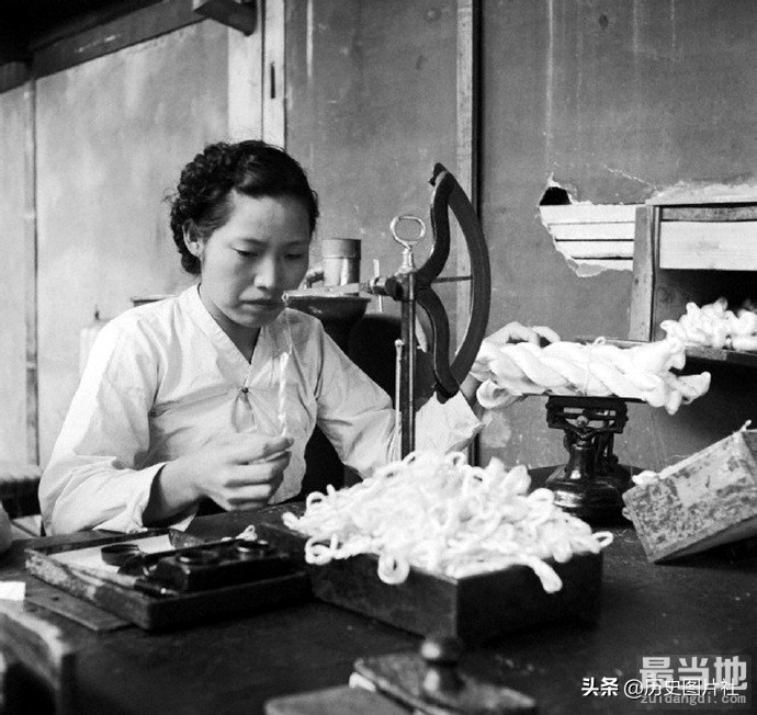 老照片：1946年的韩国，在纺织厂工作的女人-5.jpg