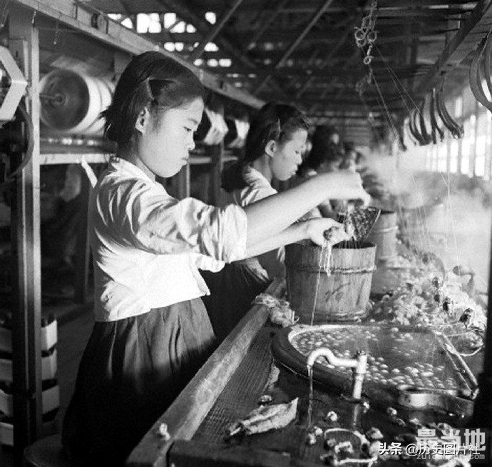 老照片：1946年的韩国，在纺织厂工作的女人-7.jpg