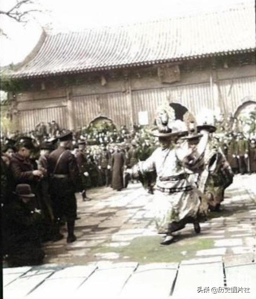 1940年北京北京雍和宫祈愿祷法会，僧众跳“金刚驱魔神舞”驱邪-1.jpg