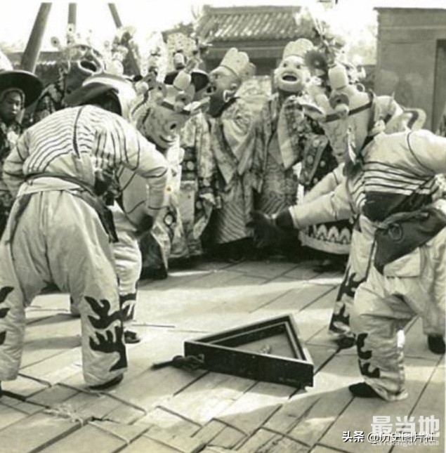 1940年北京北京雍和宫祈愿祷法会，僧众跳“金刚驱魔神舞”驱邪-4.jpg