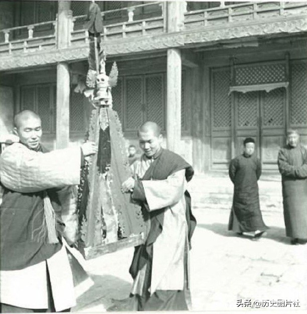 1940年北京北京雍和宫祈愿祷法会，僧众跳“金刚驱魔神舞”驱邪-3.jpg