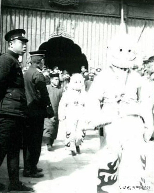 1940年北京北京雍和宫祈愿祷法会，僧众跳“金刚驱魔神舞”驱邪-7.jpg
