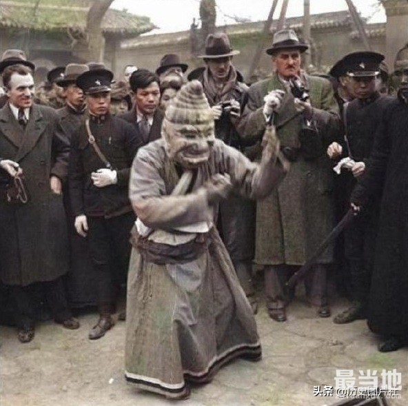 1940年北京北京雍和宫祈愿祷法会，僧众跳“金刚驱魔神舞”驱邪-9.jpg