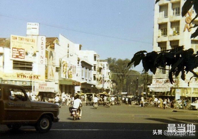 1970年越南西贡市街景（胡志明市），汽车、摩托车遍布大街小巷-1.jpg