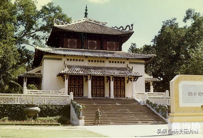1970年越南西贡市街景（胡志明市），汽车、摩托车遍布大街小巷-3.jpg