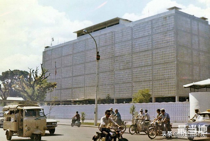 1970年越南西贡市街景（胡志明市），汽车、摩托车遍布大街小巷-2.jpg